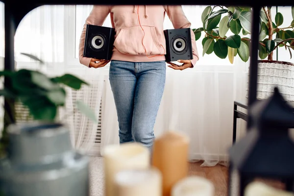 Mujer Feliz Auriculares Sostiene Dos Altavoces Audio Escuchar Música Bella — Foto de Stock