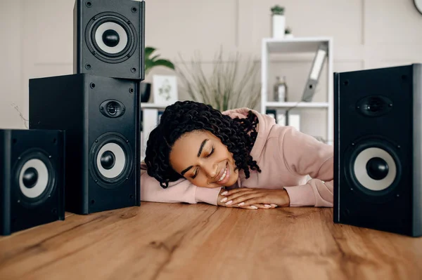 Mulher Feliz Bonito Entre Muitos Alto Falantes Áudio Ouvir Música — Fotografia de Stock