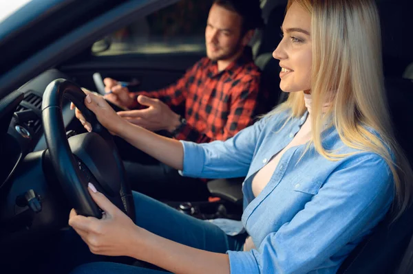 Estudiante Instructora Masculina Coche Escuela Manejo Hombre Enseñando Una Mujer — Foto de Stock