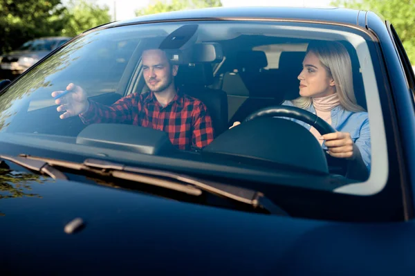 Vrouwe Mannelijke Instructeur Auto Rijschool Een Man Die Een Vrouw — Stockfoto