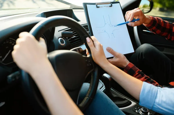 Mujer Instructor Con Lista Verificación Coche Autoescuela Hombre Enseñando Dama — Foto de Stock