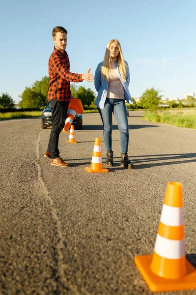 男性講師と女性 道路上の交通コーン 学校の運転 車を運転する女性を教える男 運転免許教育 — ストック写真
