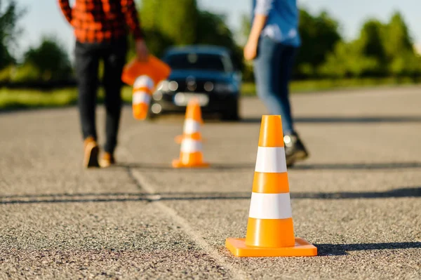 Mannelijke Instructeur Vrouwelijke Student Weg Met Verkeerskegels Les Rijschool Een — Stockfoto