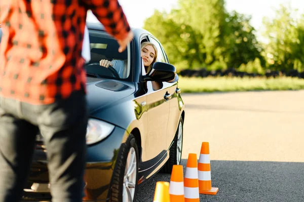 Άντρας Εκπαιδευτής Και Γυναίκα Στο Αυτοκίνητο Κώνους Κυκλοφορίας Μάθημα Οδήγησης — Φωτογραφία Αρχείου