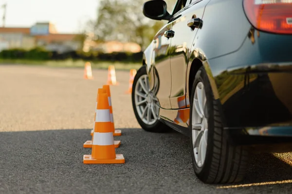 Автомобильные Оранжевые Дорожные Конусы Уроки Вождения Никто Учу Управлять Автомобилем — стоковое фото