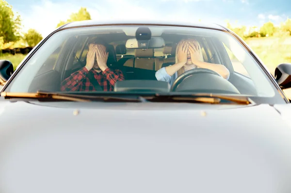 여자이자 자동차 운전하는 여자에게 운전을 가르치는 운전자 — 스톡 사진