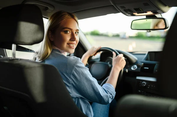 Uśmiechnięta Studentka Samochodzie Lekcja Jazdy Mężczyzna Uczy Kobietę Prowadzić Samochód — Zdjęcie stockowe