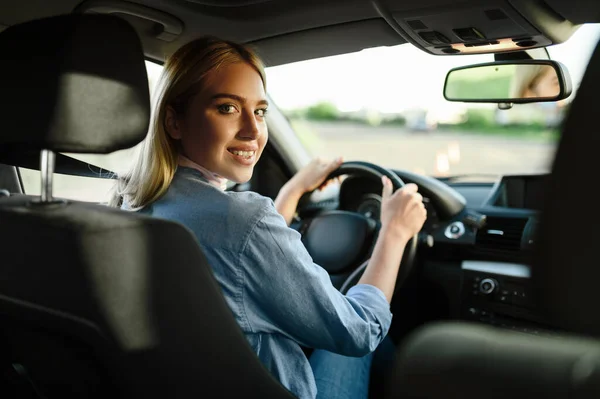 Estudiante Sonriente Coche Clase Autoescuela Hombre Enseñando Dama Conducir Vehículo — Foto de Stock