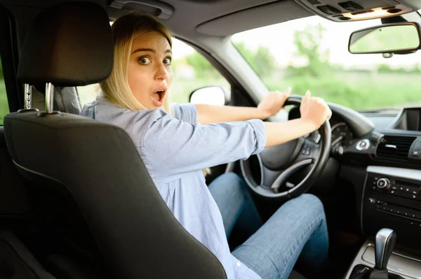 車の中で女性の学生を怖がらせ 学校の運転のレッスン 車を運転する女性を教える男 運転免許教育事故状況 — ストック写真