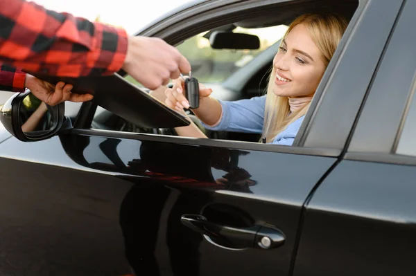 Der Fahrlehrer Mit Checkliste Gibt Dem Fahrschüler Die Schlüssel Für — Stockfoto