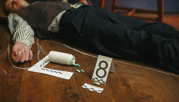 現場で死んだ男と丸薬のボトル薬物中毒 犯罪捜査 男の殺害 バックグラウンドでのヴィンテージルームのインテリア — ストック写真
