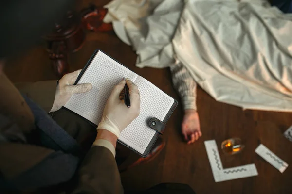 Detective Masculino Con Cigarro Escribe Cuaderno Víctima Bajo Capa Escena —  Fotos de Stock
