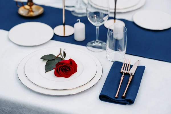 Asztalbeállítás Borospoharak Gyertyák Virág Tányéron Közelkép Senki Luxus Evőeszközök Fehér — Stock Fotó