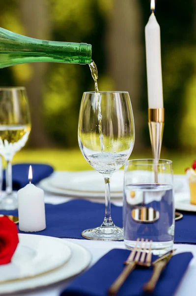 Tisch Gedeckt Wein Aus Der Flasche Ein Weinglas Geschüttet Kerzen — Stockfoto