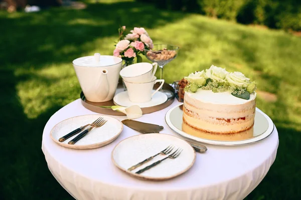 Tischdekoration Keramik Teekanne Teetassen Kuchen Und Blumen Nahaufnahme Niemand Luxusbesteck — Stockfoto
