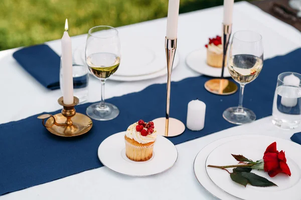 Tischdekoration Gläser Kerzen Blumen Und Süßigkeiten Auf Den Tellern Großaufnahme — Stockfoto