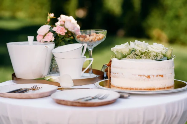 Table Setting Ceramic Teapot Teacups Cake Flowers Closeup Side View — Stock Photo, Image