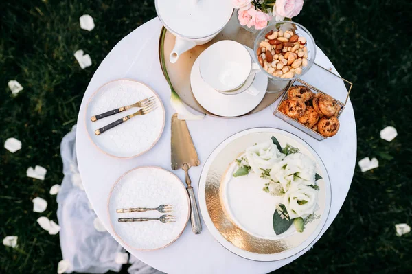 Tischdekoration Keramik Teekanne Teetassen Kuchen Und Blumen Nahaufnahme Seitenansicht Niemand — Stockfoto