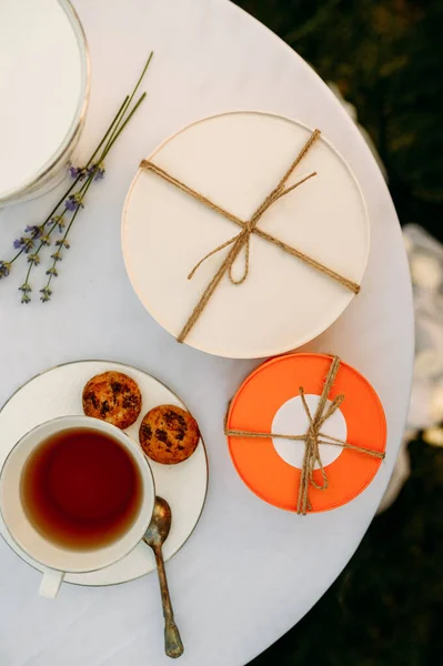 Tischdekoration Romantische Teeparty Mit Süßigkeiten Draufsicht Niemand Luxus Tafelsilber Auf — Stockfoto