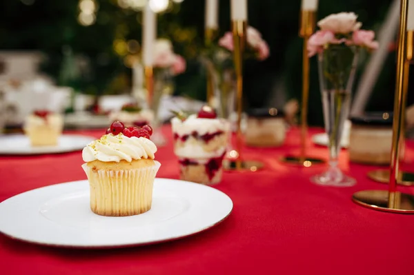 Tisch Gedeckt Teeparty Mit Frischem Kuchen Niemand Luxusbesteck Auf Roter — Stockfoto