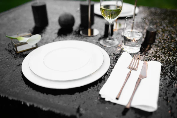 Tischdekoration Gläser Kerzen Und Teller Auf Schwarzer Platte Niemand Luxusbesteck — Stockfoto