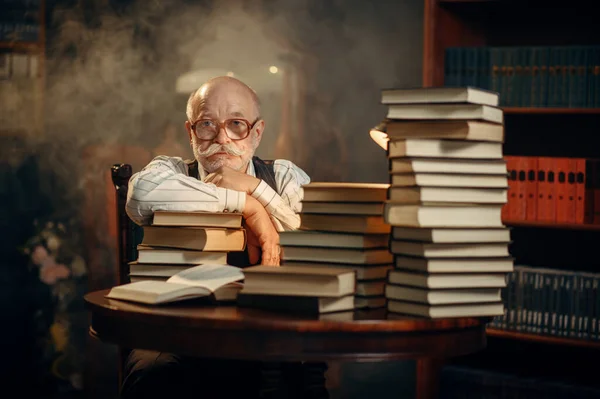 Oudere Schrijver Zit Aan Tafel Met Een Stapel Boeken Kantoor — Stockfoto