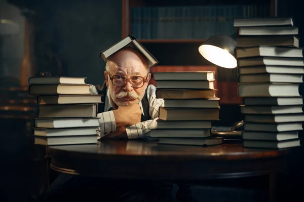 Leuke Oudere Schrijver Zit Aan Tafel Met Een Stapel Boeken — Stockfoto