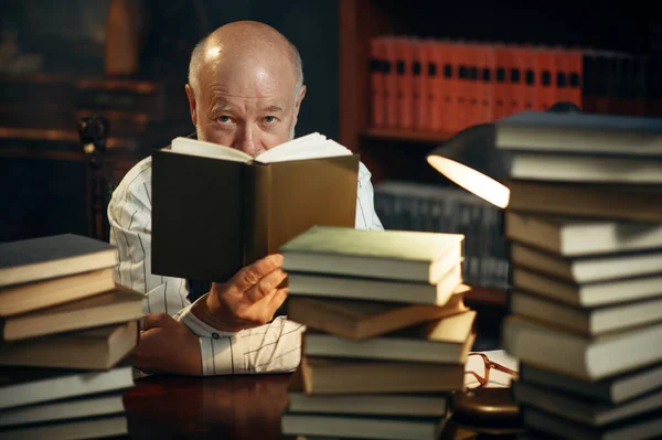 Oudere Schrijver Leest Aan Tafel Met Stapel Boeken Het Thuiskantoor — Stockfoto