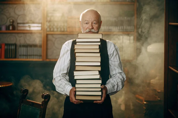 Oudere Schrijver Heeft Een Stapel Boeken Zijn Kantoor Oude Man — Stockfoto