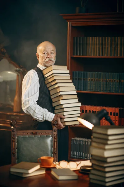 Idősebb Írónak Egy Halom Könyve Van Irodájában Szemüveges Öregember Irodalmi — Stock Fotó