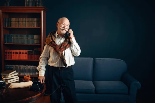 Ältere Schriftstellerin Telefoniert Homeoffice Alter Mann Mit Brille Schreibt Literaturroman — Stockfoto