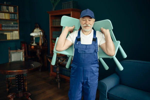 Oudere Vrachtwagenman Uniform Houdt Kinderstoelen Thuis Volwassen Bezorger Leveren Cap — Stockfoto