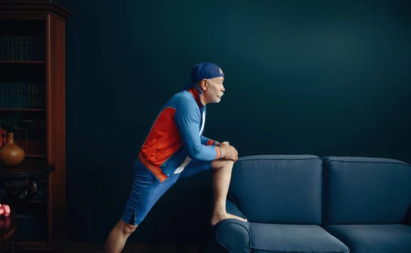 Oudere Sportman Uniform Die Thuis Aan Het Stretchen Volwassen Man — Stockfoto