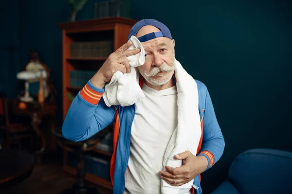 Cansado Deportista Edad Avanzada Uniforme Después Del Entrenamiento Casa Hombre — Foto de Stock