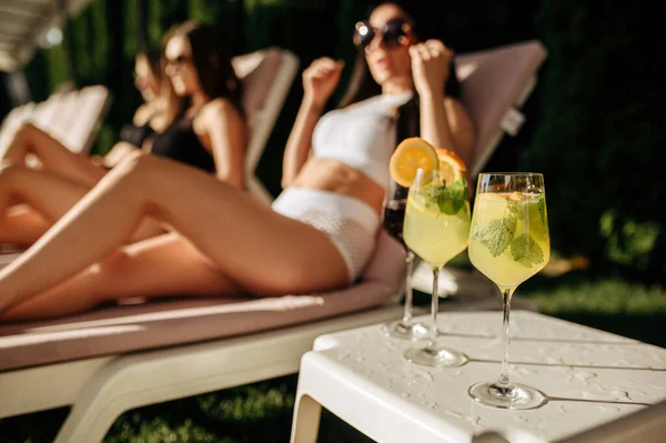 Frische Cocktails Frauen Entspannen Auf Liegestühlen Hintergrund Schöne Mädchen Entspannen — Stockfoto