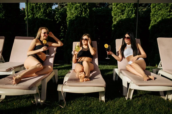Sexy Frauen Mit Frischen Cocktails Entspannen Auf Sonnenliegen Pool Des — Stockfoto