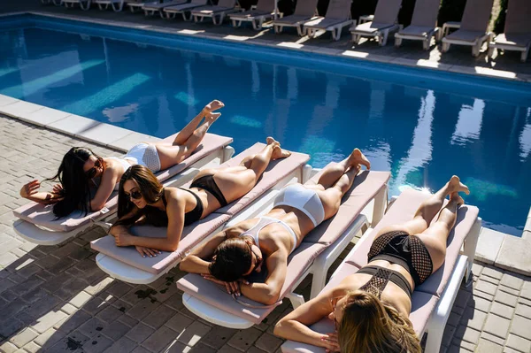 Sexy Frauen Bräunen Sich Auf Sonnenliegen Pool Des Resorts Von — Stockfoto