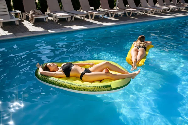 Duas Mulheres Sensuais Tomando Banho Sol Colchão Inflável Piscina Resort — Fotografia de Stock