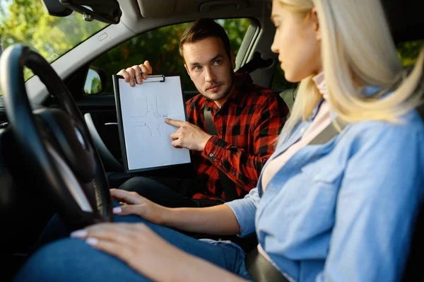 Vrouw Instructeur Met Checklist Auto Rijschool Een Man Die Een — Stockfoto