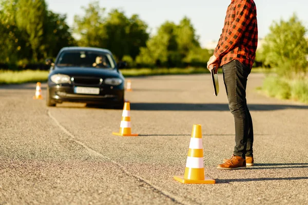 Αρσενικό Εκπαιδευτή Αυτοκίνητο Μπαίνει Ανάμεσα Στους Κώνους Μάθημα Οδήγησης Ένας — Φωτογραφία Αρχείου