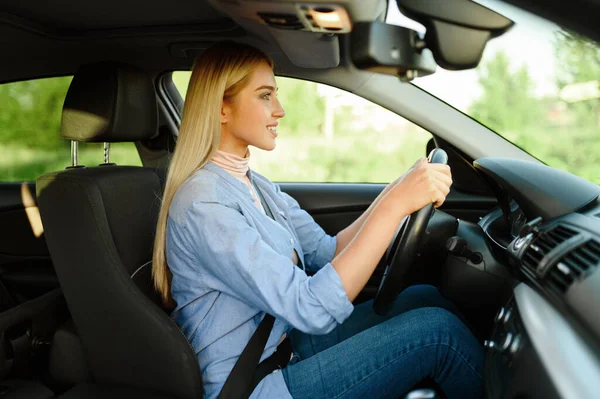 在车里快乐的女生 在驾驶学校上的课 男人教女士开车 驾驶执照教育 — 图库照片