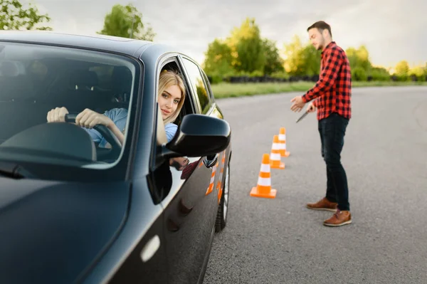 Instruktören Nöjd Med Körningen Sin Kvinnliga Student Mellan Kottar Lektion — Stockfoto