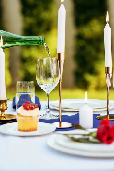 Cenário Mesa Vinho Derramado Uma Garrafa Copo Vinho Velas Flores — Fotografia de Stock