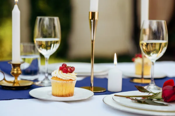 Tischdekoration Gläser Kerzen Blumen Und Süßigkeiten Auf Den Tellern Großaufnahme — Stockfoto