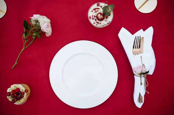 Tischdekoration Teeparty Mit Frischem Beerenkuchen Draufsicht Niemand Luxusbesteck Auf Roter — Stockfoto