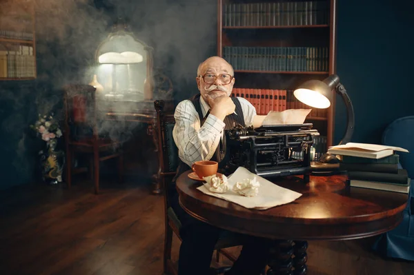Älterer Schriftsteller Arbeitet Seinem Heimatbüro Auf Einer Alten Schreibmaschine Alter — Stockfoto