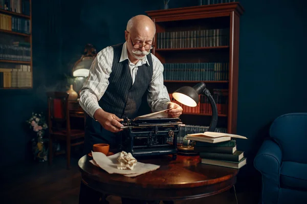 Écrivain Âgé Insère Papier Dans Machine Écrire Vintage Son Bureau — Photo