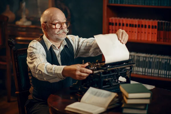 Anciano Escritor Inserta Papel Máquina Escribir Vintage Oficina Casa Viejo —  Fotos de Stock