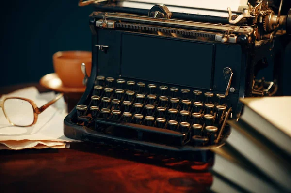 Oldtimer Schreibmaschine Auf Holztisch Homeoffice Niemand Schreibtisch Retro Stil Tasse — Stockfoto