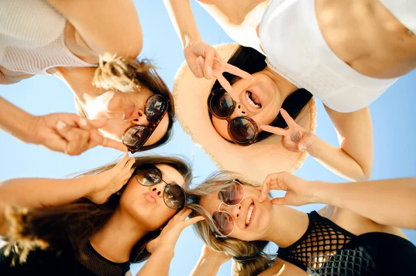 Quattro Donne Sexy Occhiali Sole Vista Dal Basso Festa Piscina — Foto Stock